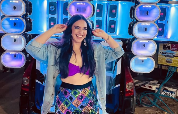 Cantora-de-forro-Faby-Bezerra