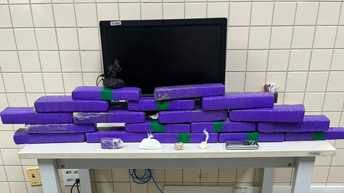 cerca-de-18-tabletes-de-droga-foram-encontrados-em-carro-da-prefeitura-de-piuma-2816934-article