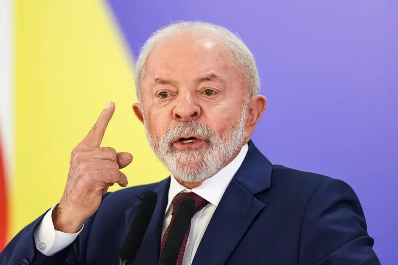 lula-evita-perguntas-investigacoes-lulinha-140523