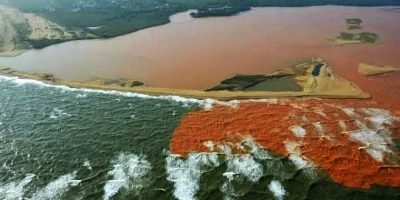 Acima-a-chegada-dos-rejeitos-da-poluicao-do-rompimento-das-barragens-da-Samarco-Vale-e-BHP-Billiton-na-Foz-do-Rio-Doce-em-Regencia-Linhares-ES-na-tarde-do-dia-20-de-novembro-de-2015-