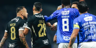Ruan Tressoldi e Kaio Jorge em clássico entre Atlético-MG e Cruzeiro